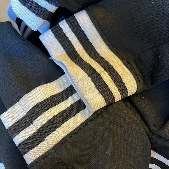 Under armour youth small athletic jacket with pockets in black with purple logo - Picture 6 of 7